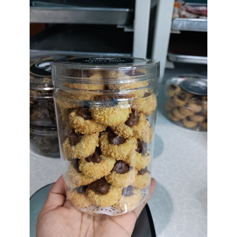 

cheezy hazelnut/ thumbprint hazelnut keju