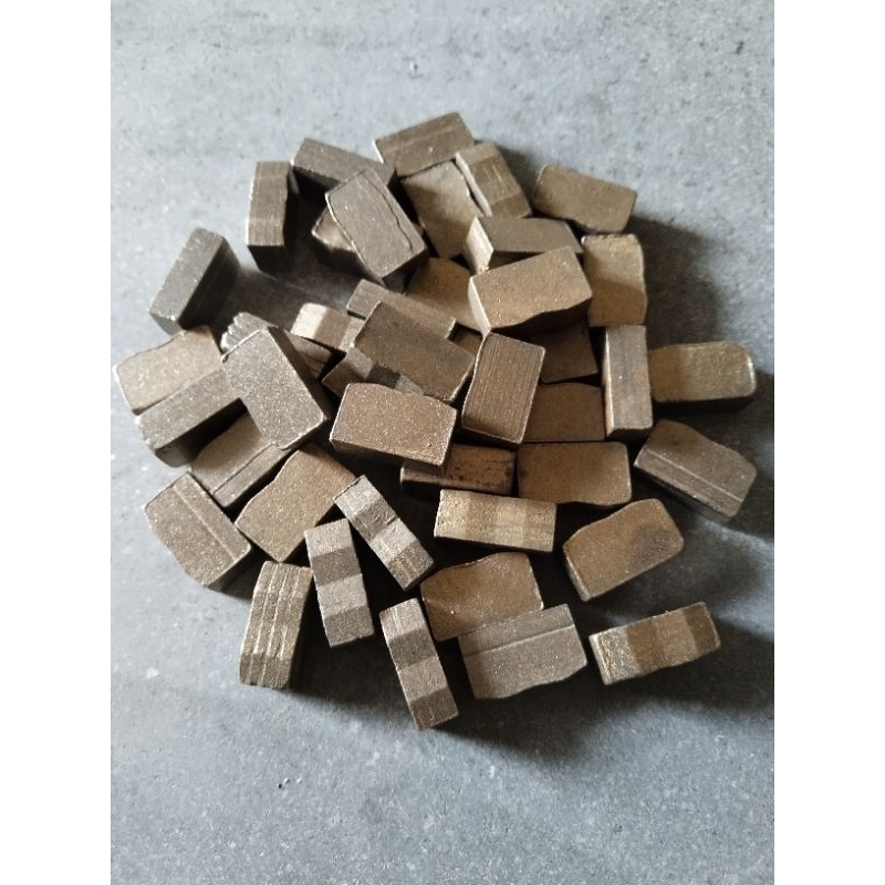 Segmen batu alam model M ukuran 24 x 9 x 13