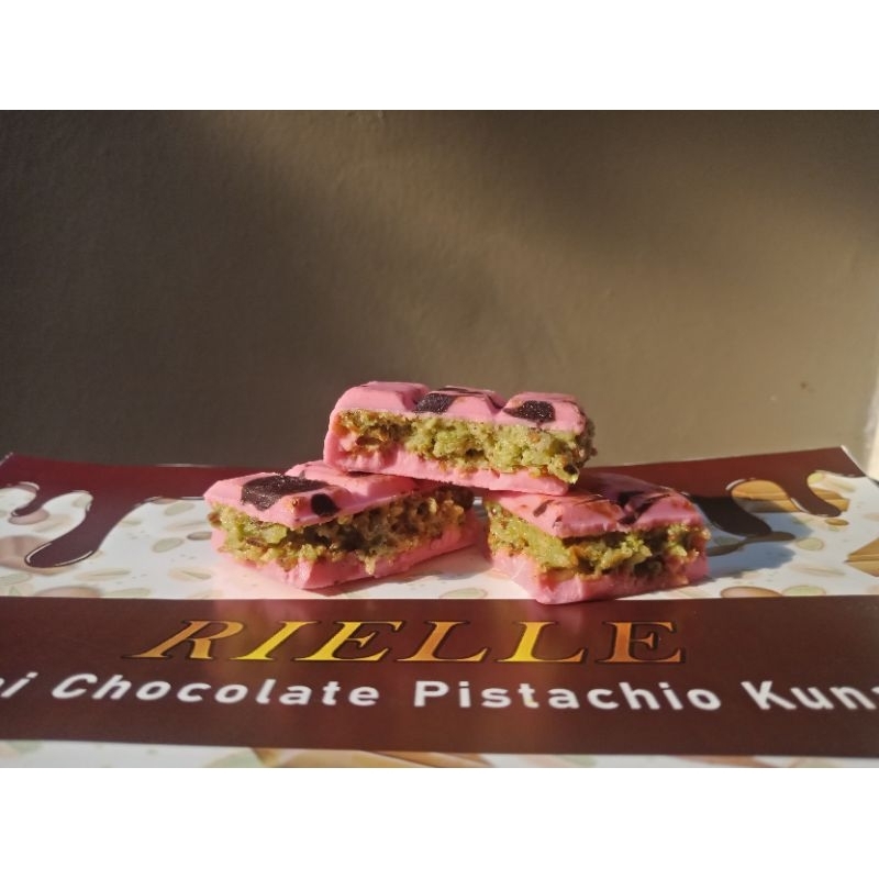 

Dubai Strawberry Pistachio Kunafa (Size Mini)