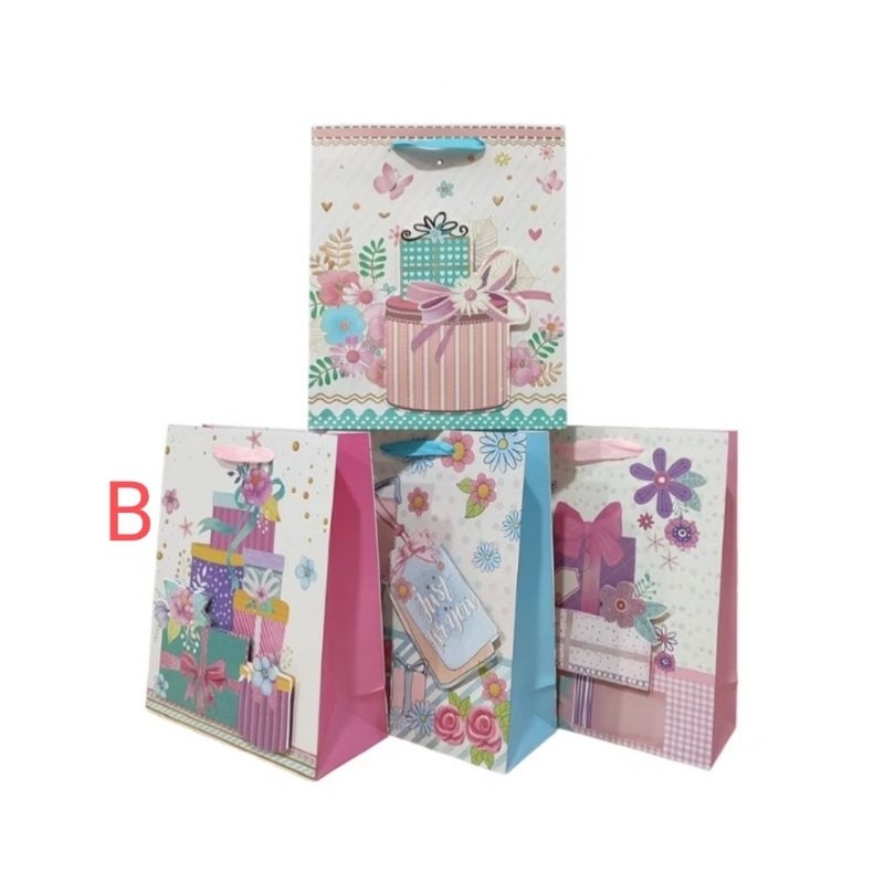 

Paperbag Size 19,5 x 23,5 x 8cm