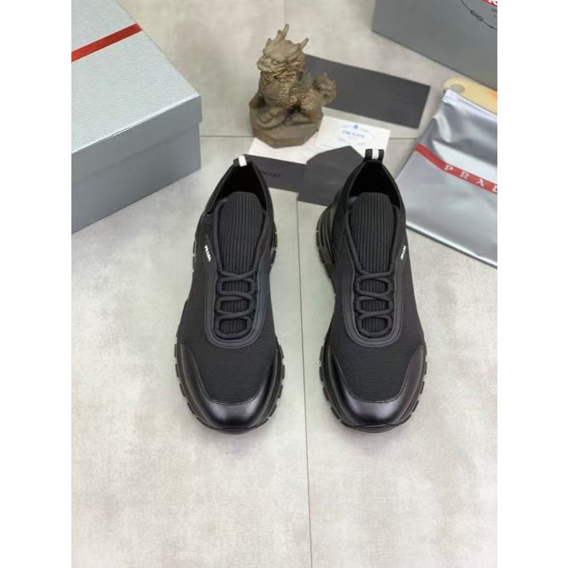 Sepatu olahraga pria Prada dan sepatu biasa