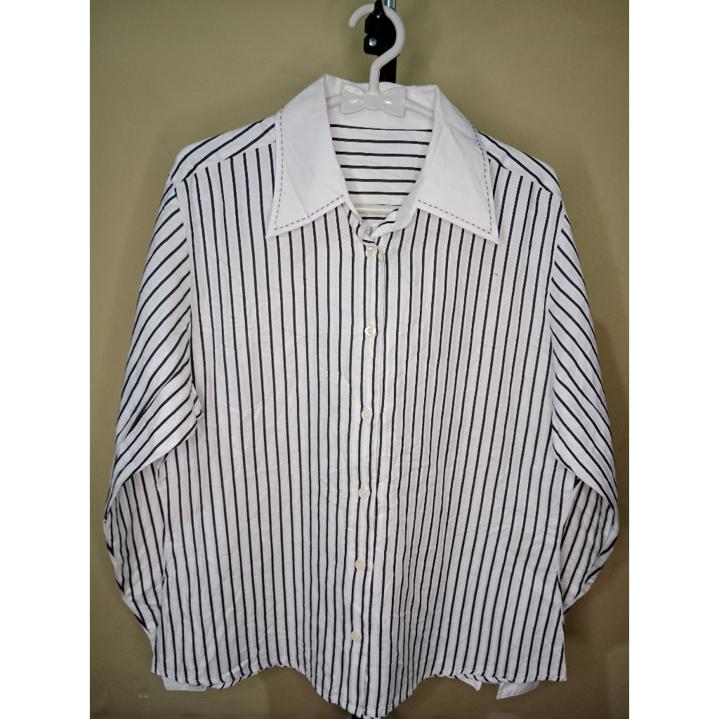 Kemeja Wanita Putih Garis Garis Hitam