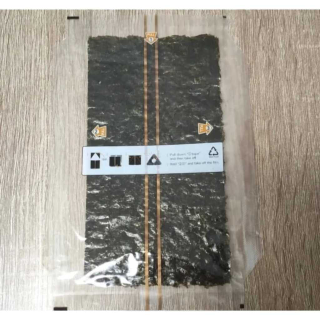 

Nori Onigiri Wrapper Triangle Sushi 1 Pcs - Roasted Seaweed Rumput Laut Premium Korea 1 Pcs