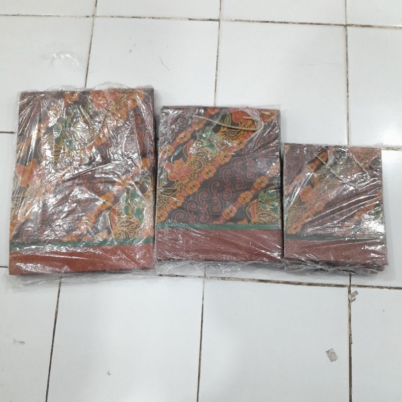 

PAPER BAG MOTIF BATIK BUNGA ISI 12 PCS PERBUNGKUS/PAK