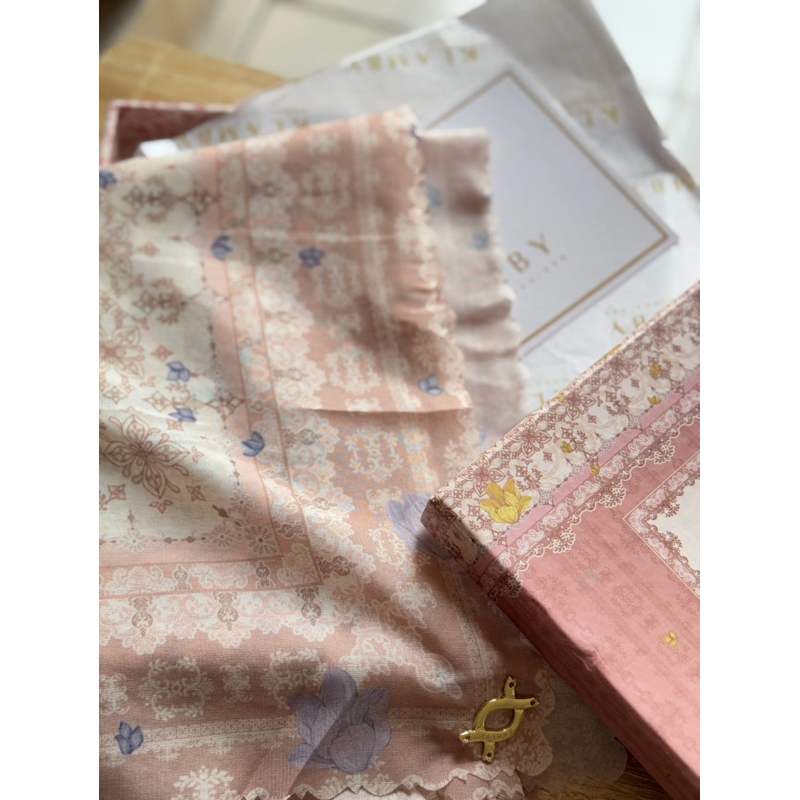 preloved sophia scarf wearing klamby