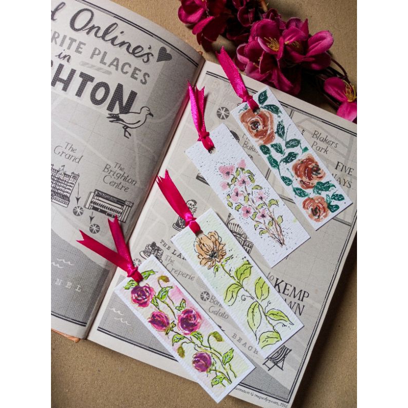 

Pembatas buku-bookmark, dengan lukisan tangan asli uk 10,5 X 3,5 cm//watercolor cat air// Three roses.
