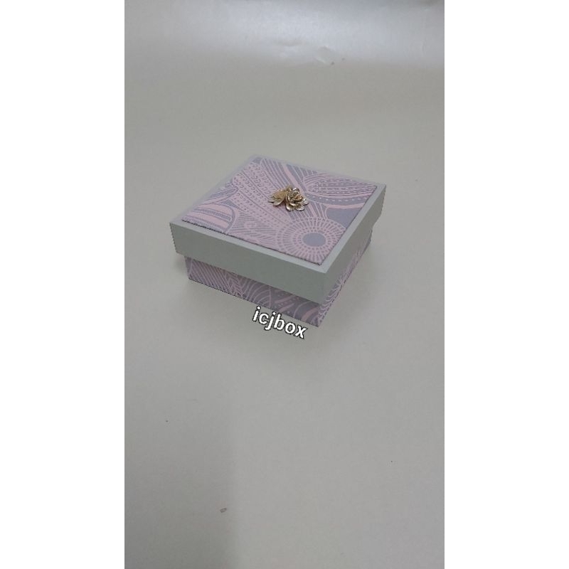

Kotak Box Hadiah Accesories Souvenir 9x9x3 cm