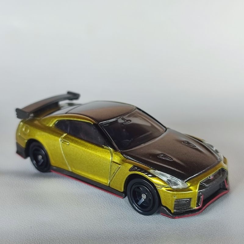 tomica nissan gtr r35 nismo gold special edition