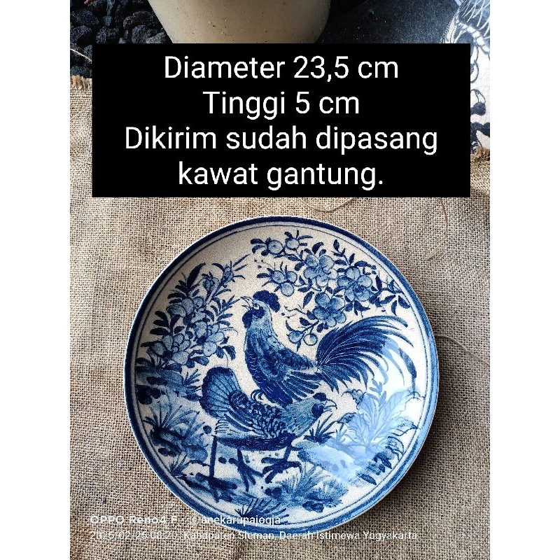 Piring keramik lukis motif ayam untuk dekorasi hiasan dinding sudah di pasang kawat untuk menggantun