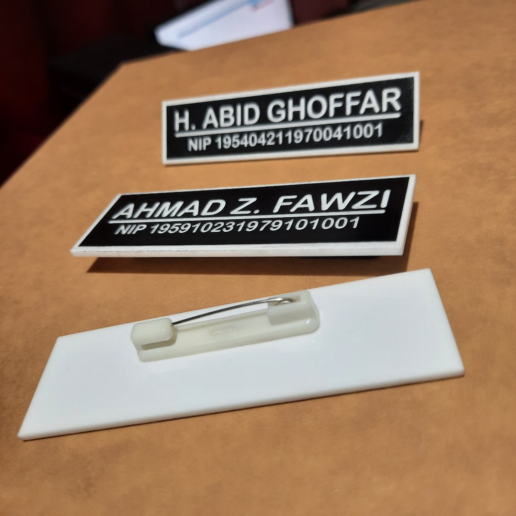 

Name Tag Akrilik Grafir | 2 Baris - Peniti Putih | Papan Nama Dada PDH Ukir Gravir | nararya id