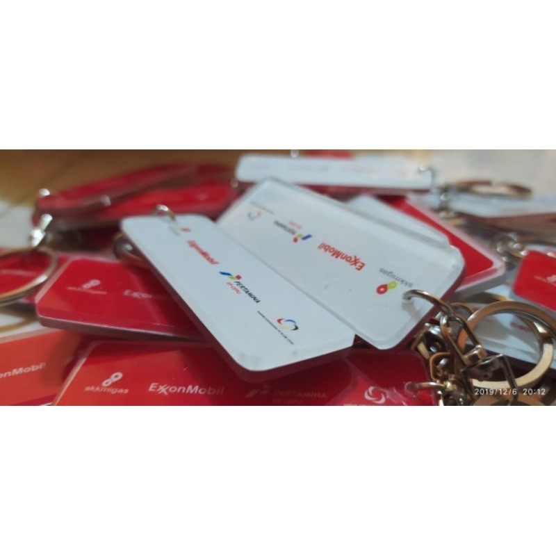 ganci bahan akrilik