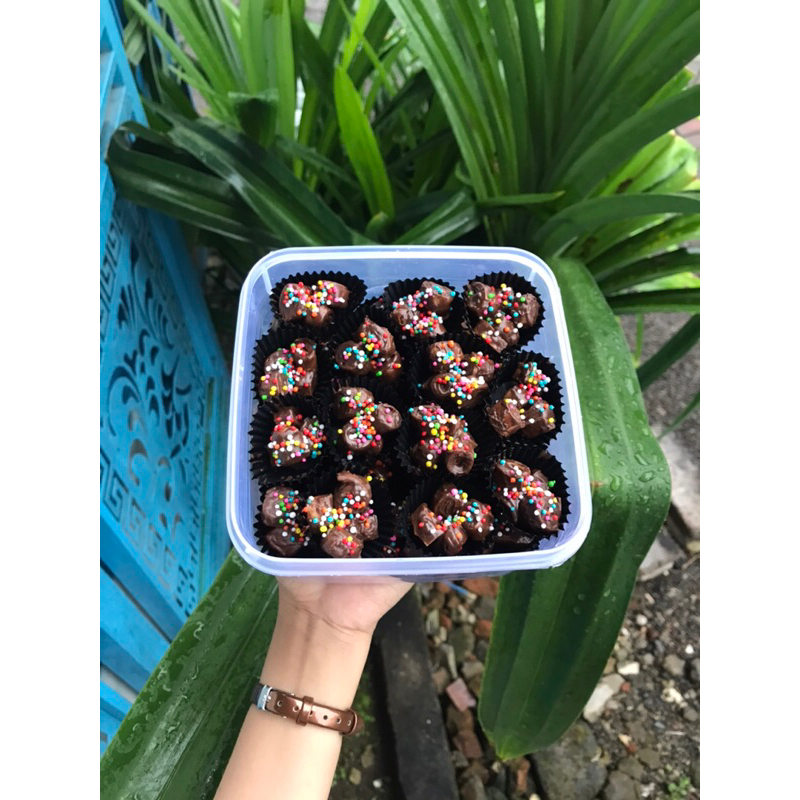 

pangsit coklat (isi 45pcs)