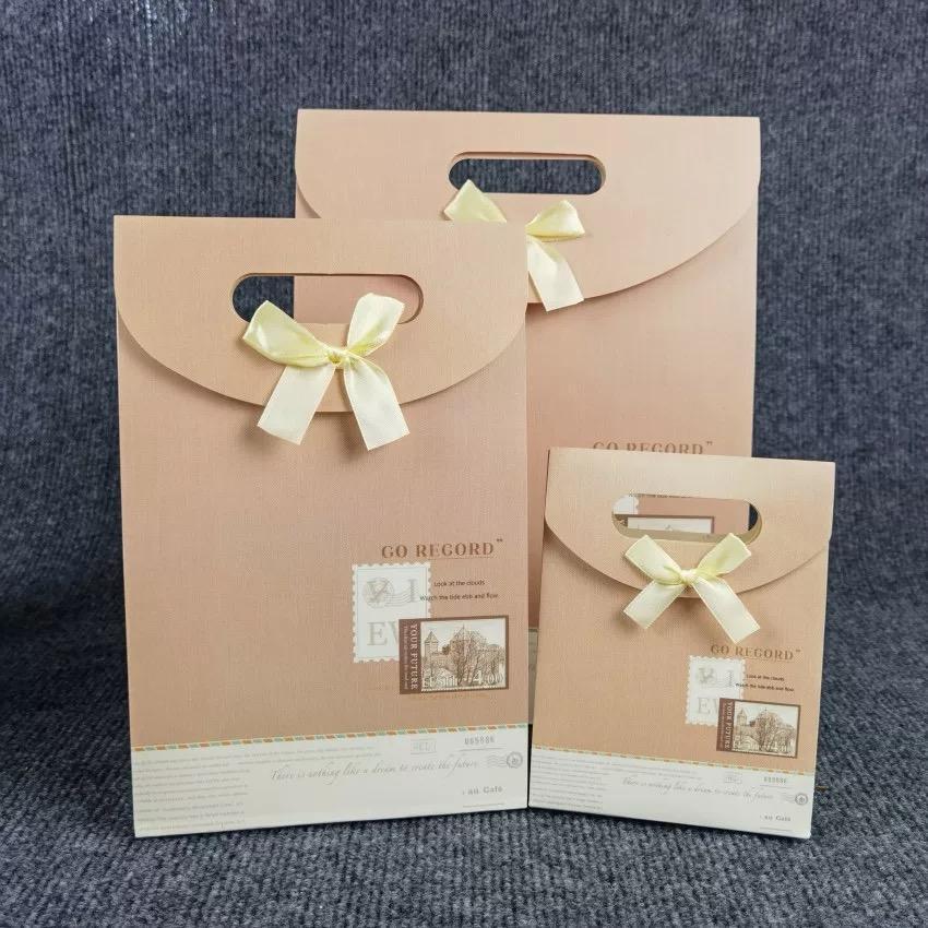 

1 pcs Paper Bag Pita Elegan - Tas Kado / Souvenir / Hadiah / Pembungkus Kado Ukuran (L - 24x32x10.5 cm)