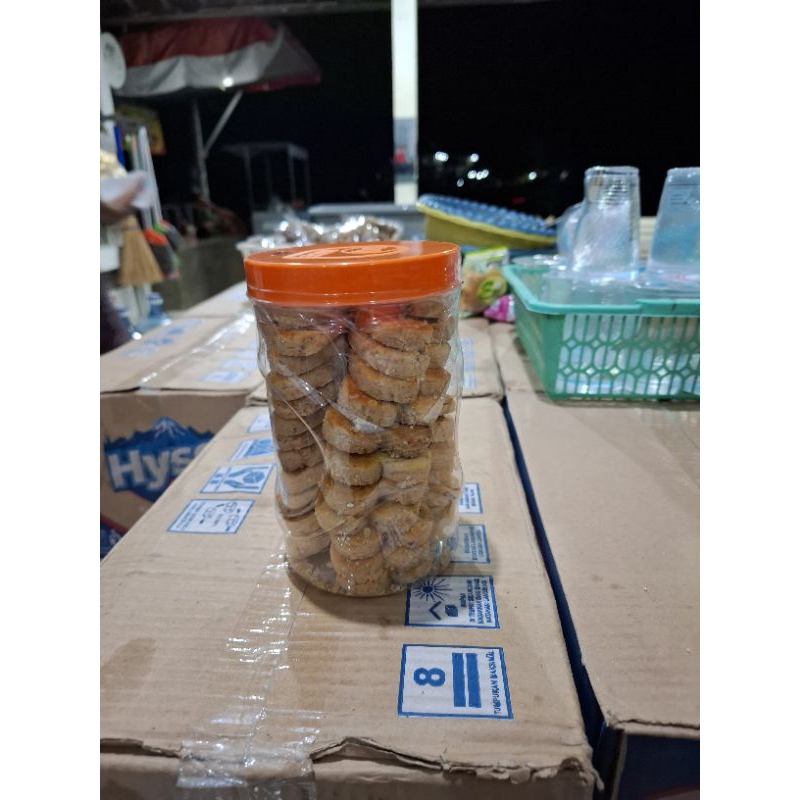 

7. kue kacang toples sedang enak