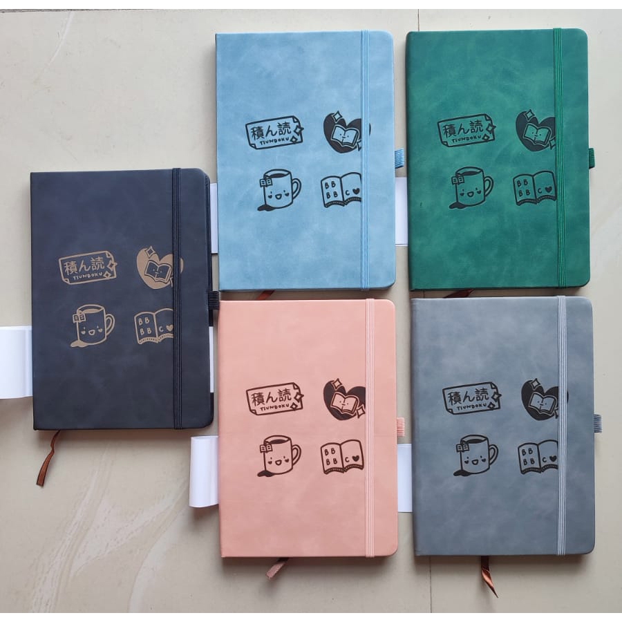 

MilL [BISA CUSTOM] Hampers Set Pocket Notebook Custom Ukuran A5 & Pulpen Custom/ Set Hampers Gift