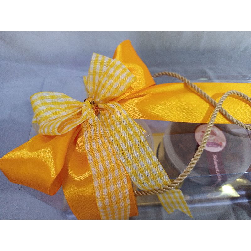 

Hampers lebaran free box, hang tag, pita, toples ukuran 600ml.