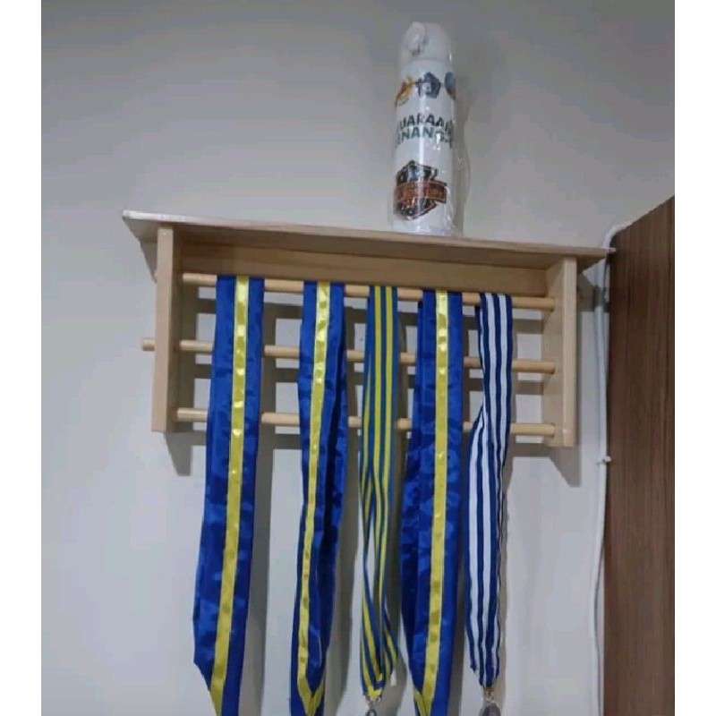 Rak piala/gantungan medali/rak kayu/rak dinding