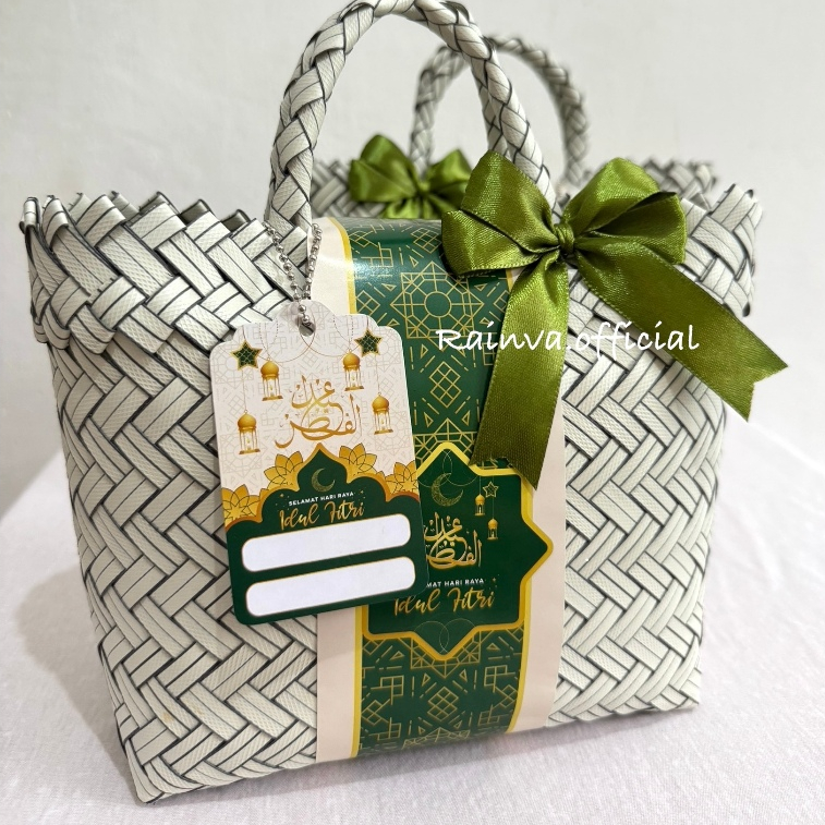 

HAMPERS LEBARAN IDUL FITRI 2025 TAS ANYAMAN ISI 2 JAR SNACK 600ML