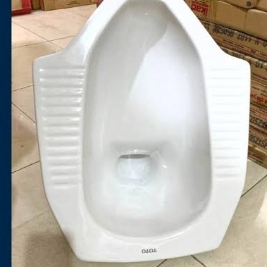 closet toto jongkok putih biru dan merah