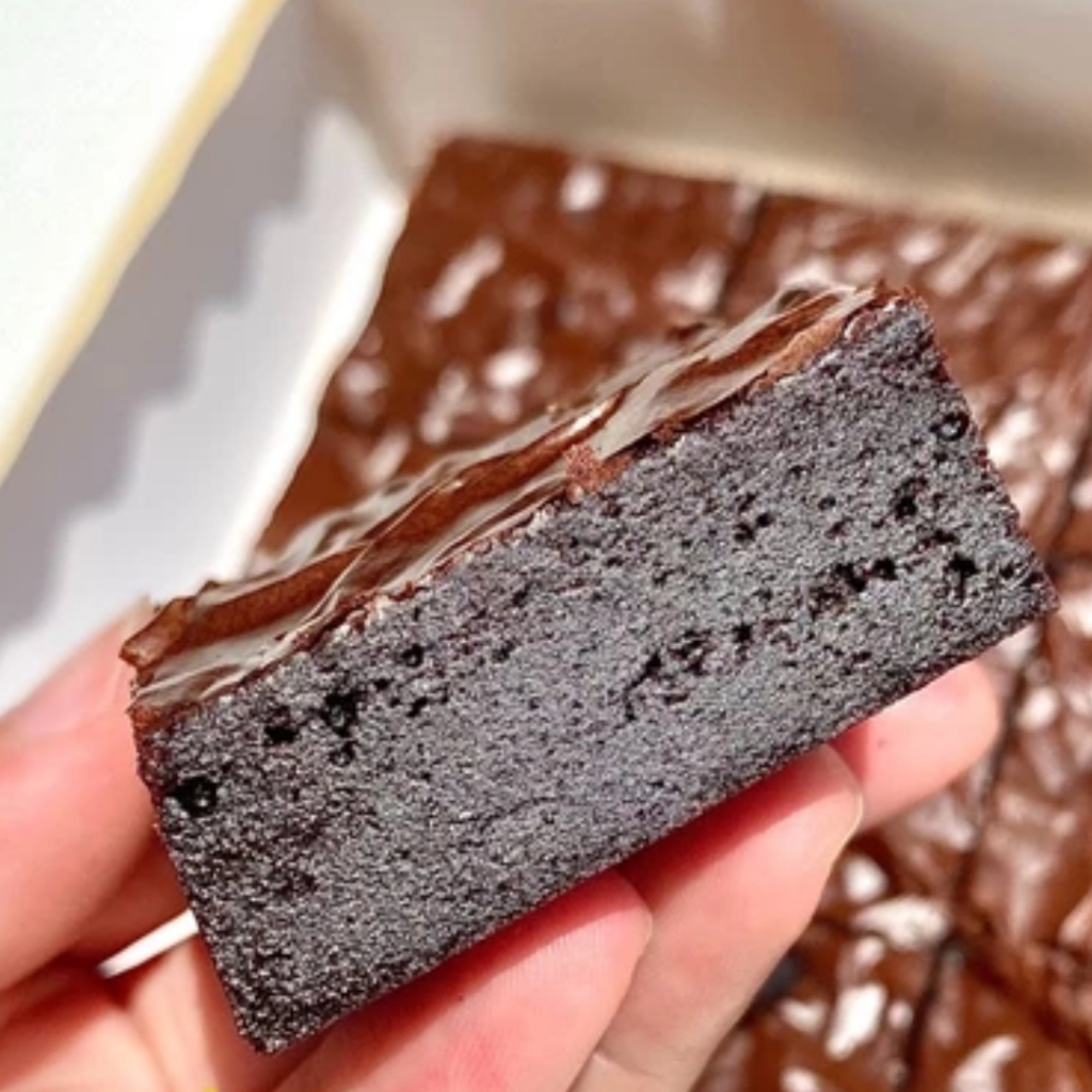 

Brownies Fudgy Lumer 20x10 Ater-Ater Birthday Premium Hampers Syukuran (Tanpa Spunbound Bag)