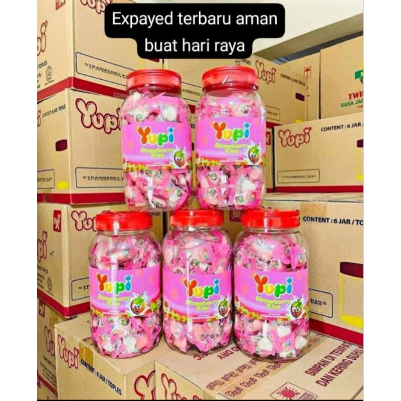 

KARTONAN YUPI KISS ISI 6 TOPLES| PERMEN YUPI STRAWBERRY KISS JAR