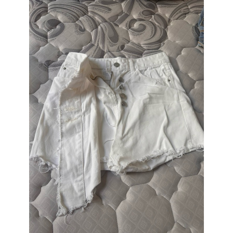 Preloved Celana Putih Pendek Wanita