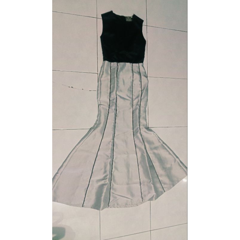 PRELOVED DIVALICOUS PROM DRESS - MERMAID BLACK & SILVER - HALF PRICED