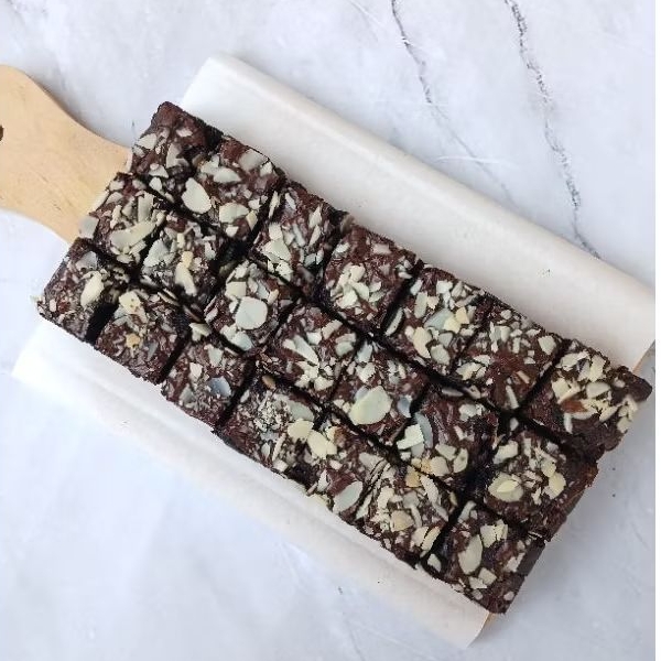 

Fudgy Brownies Medium by Browne.Bite