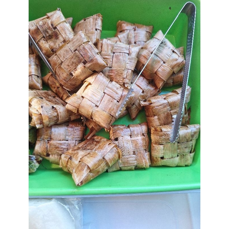 

Ketupat ketan panggang (kue tradisional)