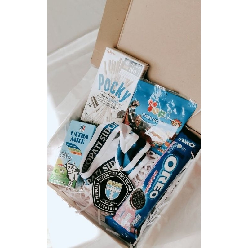 

Hampers Box A Paket 7. Oreo + Nextar (2 Bungkus) + Good Time (2 Bungkus) + Boneka + Kartu Ucapan. Hampers Edisi Valentine.