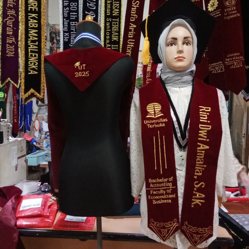

(1HARI JADI)selempang wisuda model V bordir belakang dan bordir batik