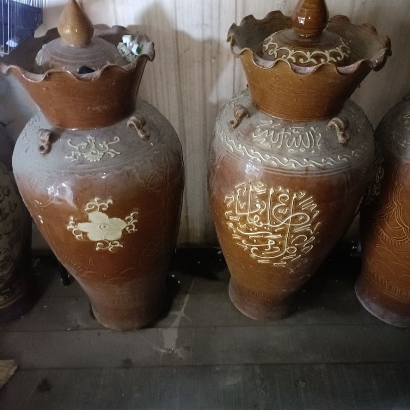 Guci Antik Besar Menghiasi Ruangan