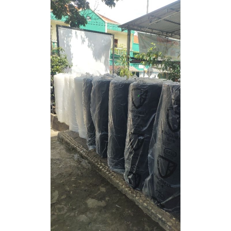 

SLM7 Bubble Wrap 1 Roll Hitam Dan Putih 125cm X 50 Meter 2,4kg