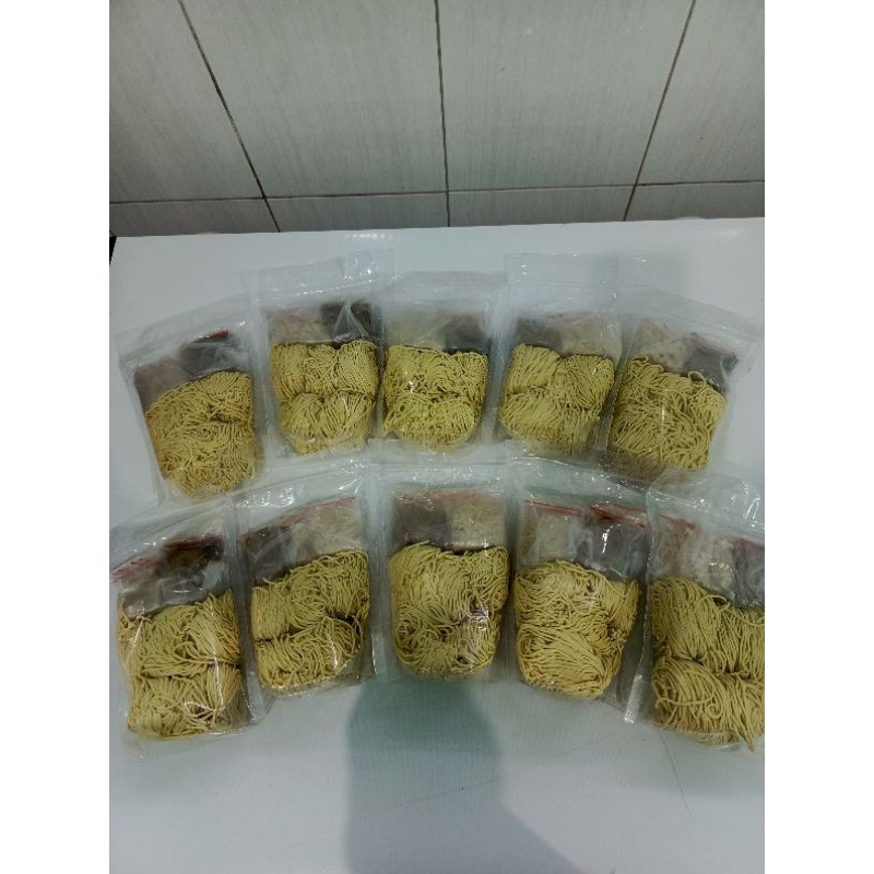 

mie pangsit instan FROZEN isi 5porsi FREE bumbu dan ayam cincang