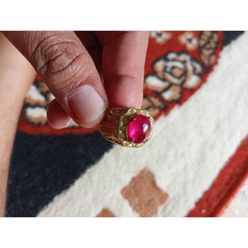 Cincin batu permata merah siem