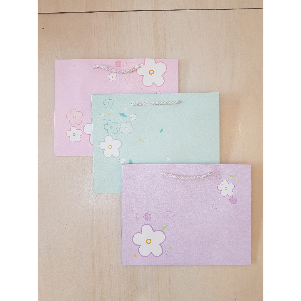 

[5834 PCS] Paperbag kertas tali motif ukuran 25.4X20X9.5 Tas Kado motif Paperbag Motif Goodie Bag