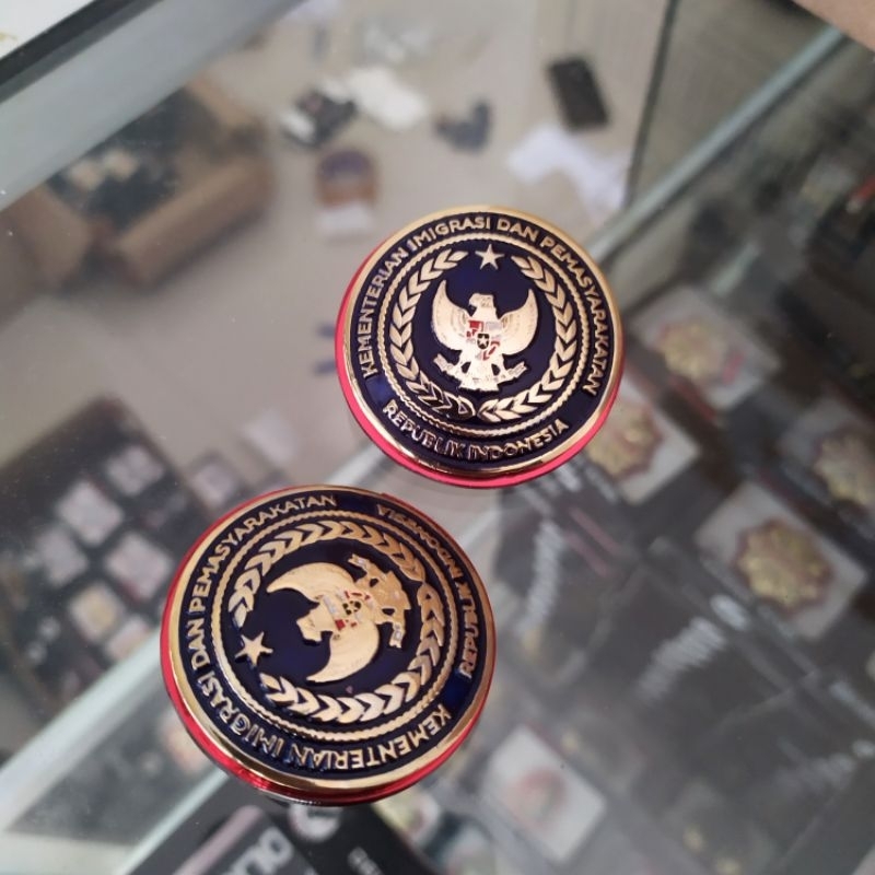 

Zyd Pin Kemenimipas kemenkumham pin kementerian imigrasi & pemasyarakatan opsi magnet & paku