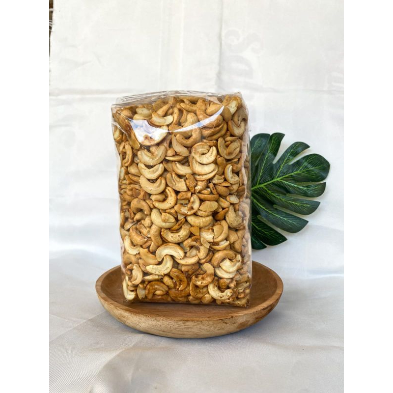 

KACANG METE ORI BELAH DUA