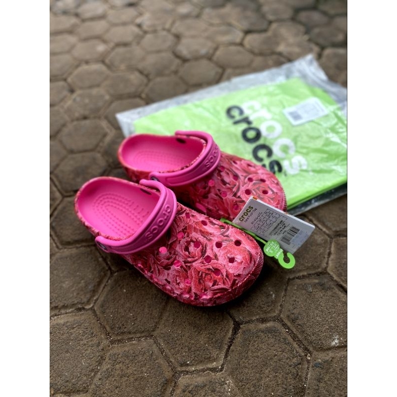 SANDAL WANITA CROCS ORIGINAL CROCS BAYA FLORAL PINK ORIGINAL 100% RESMI