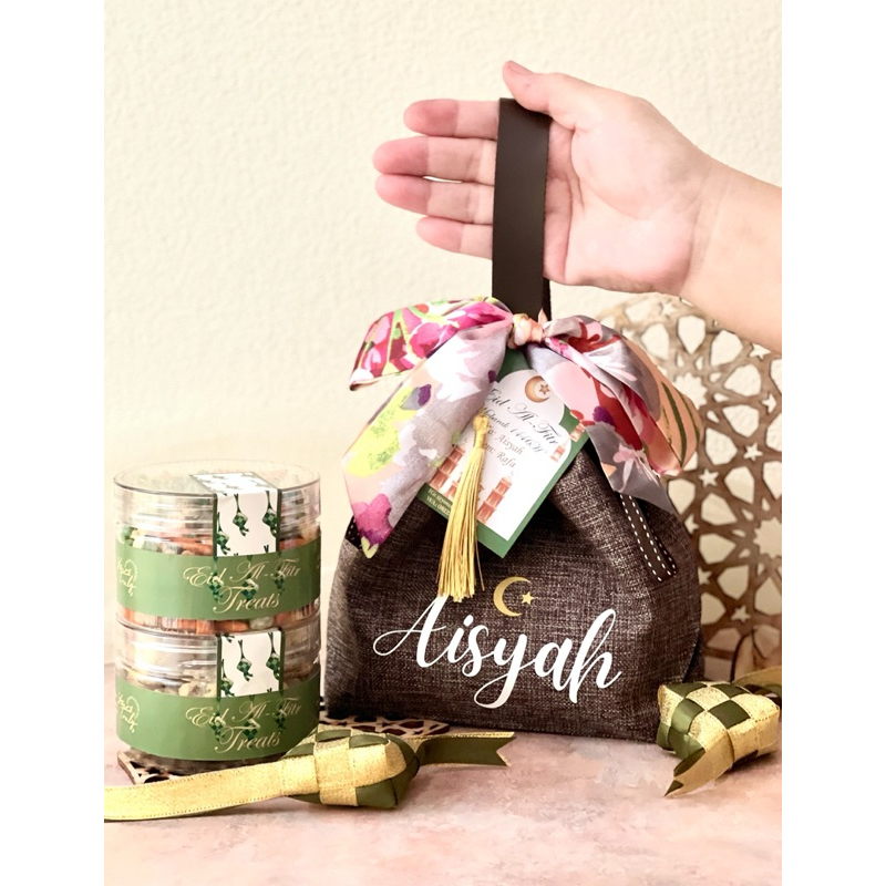

Personalized Drawstring Bag & Treats Full Set • Idul Fitri Hampers 2025 • Lebaran Gift • Custom Hampers • Ramadhan Kareem • Personalized Gift • Hampers Murah • Free Custom Nama • Eid Mubarak Parcel • Personalized Tasbih • Sajadah • Gelas • Kue Lebaran