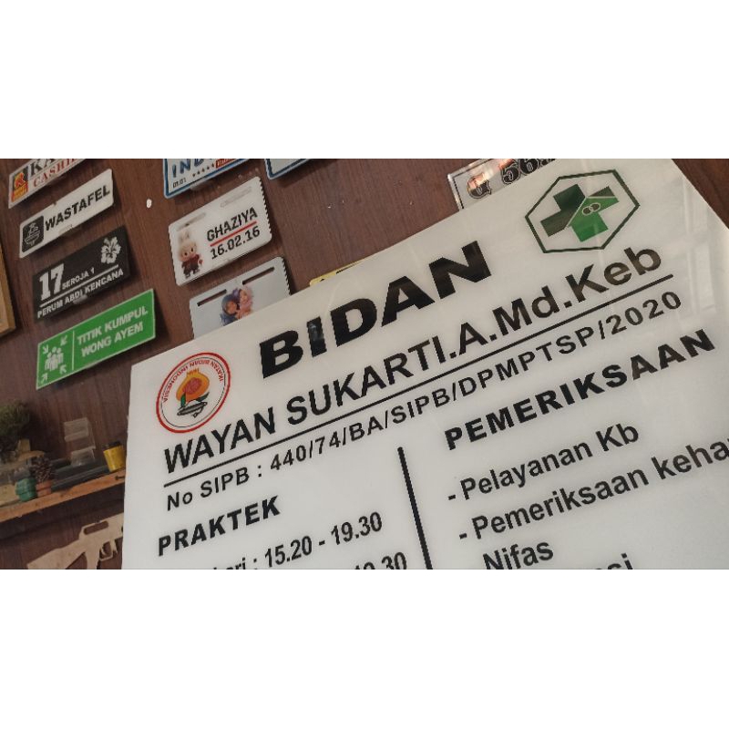 

Papan Akrilik bidan ukuran 90*60 cm beMerek logo atau Brand