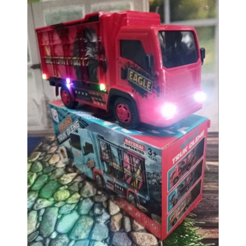 Mobil truk oleng ada lampu dan musik.