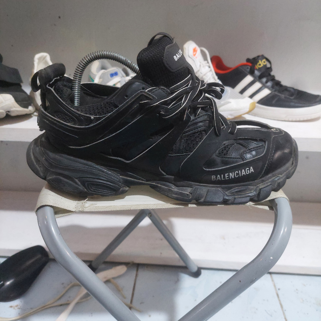 Sepatu Track Triple Black Balenciaga 43