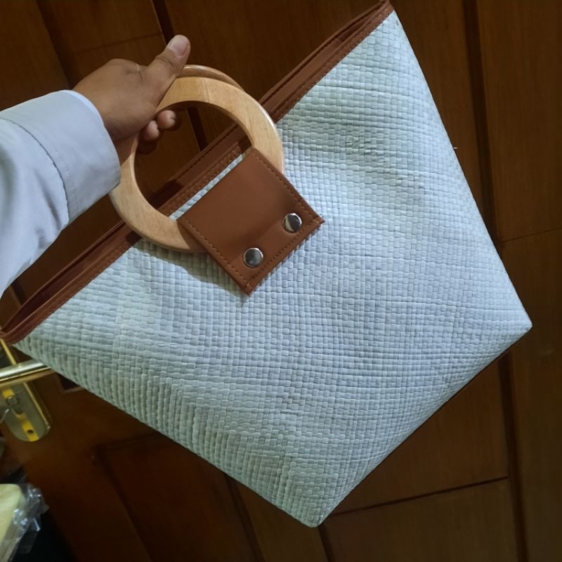 Tas pandan handle kayu tas bakul tas wanita anyaman pandan