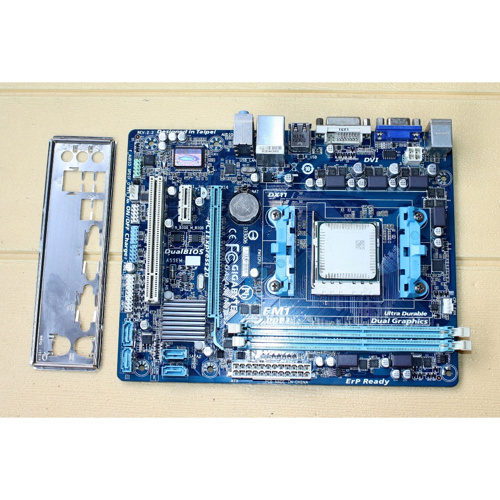 PAKET AMD A4 FM MOBO GIGABYTE GA-A55M-DS2 + AMD A4 3400 APU VGA RADEON HD 6410 NORMAL
