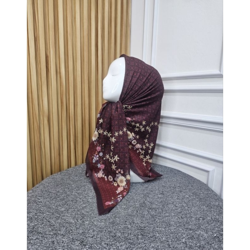 HIJAB SEGI EMPAT VOAL MOTIF BUNGA KECIL MAROON KUNING
