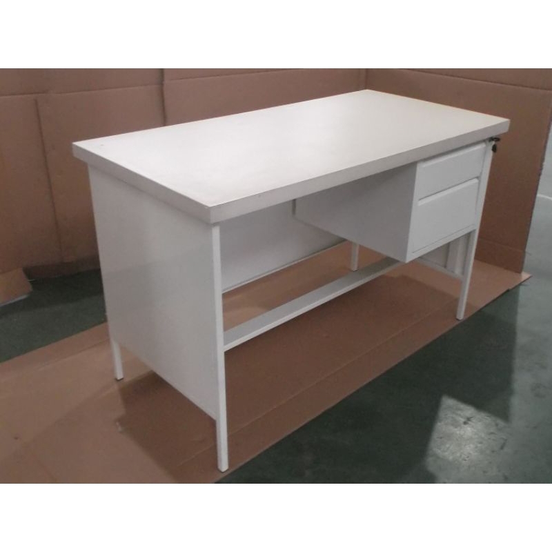 Meja guru standar besi