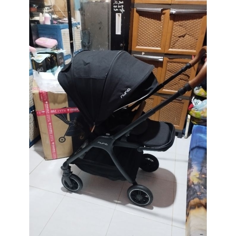 Nuna Stroller TRIV Ebony warna hitam pekat rangka hitam kondisi preloved like new sudah laundry siap