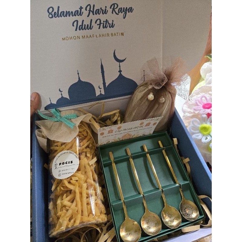 

Hampers Parcel Idul Fitri Lebaran Mukena Sendok Set Potato Chesee