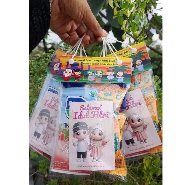 

hampers mini /parcel lebaran anak sudah termasuk isi jajanan